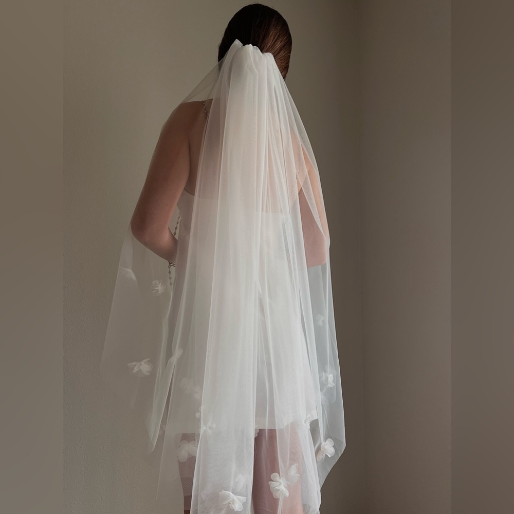 NEW Bridal Veil with 3D Flowers Off-White Exclusives|Handsewed by Nina F.